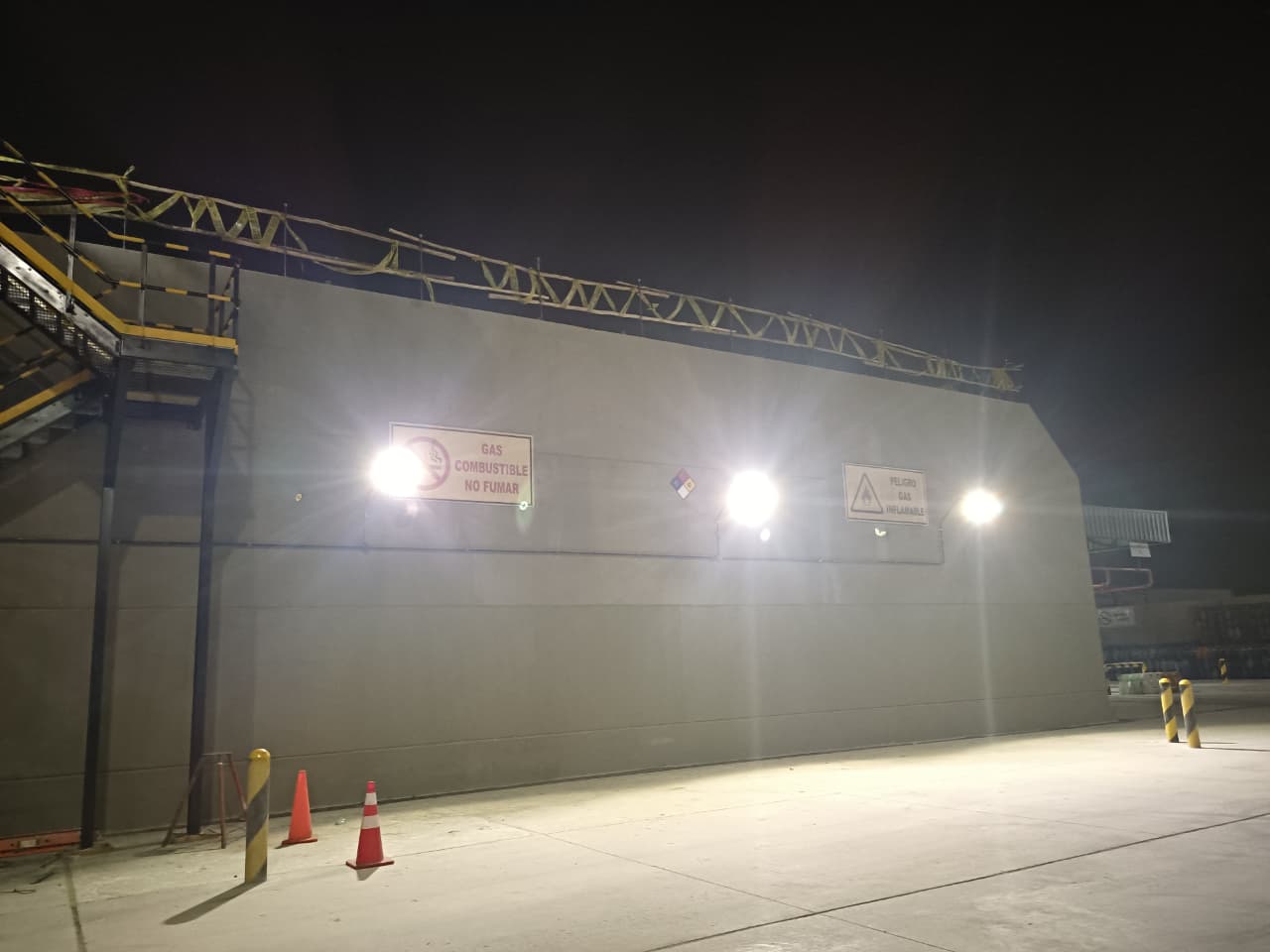 Luminarias industriales operativas en un área clasificada con presencia de gas combustible