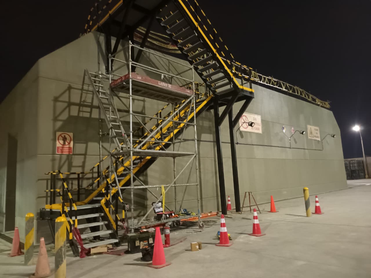 Andamios instalados para trabajos eléctricos en altura en una zona industrial