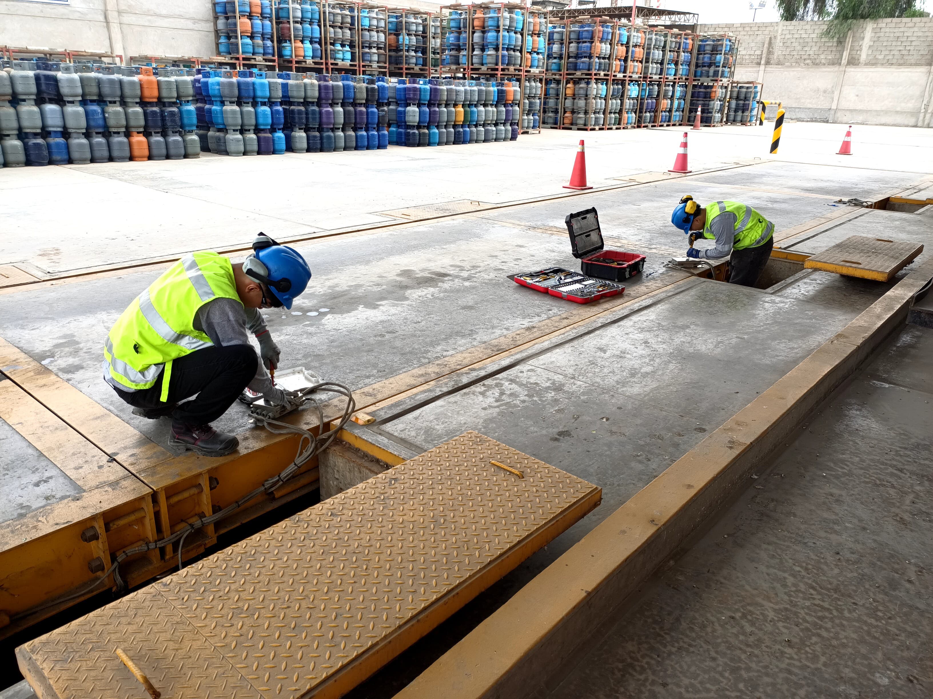 Técnicos realizando mantenimiento a una balanza industrial de pesaje para camiones