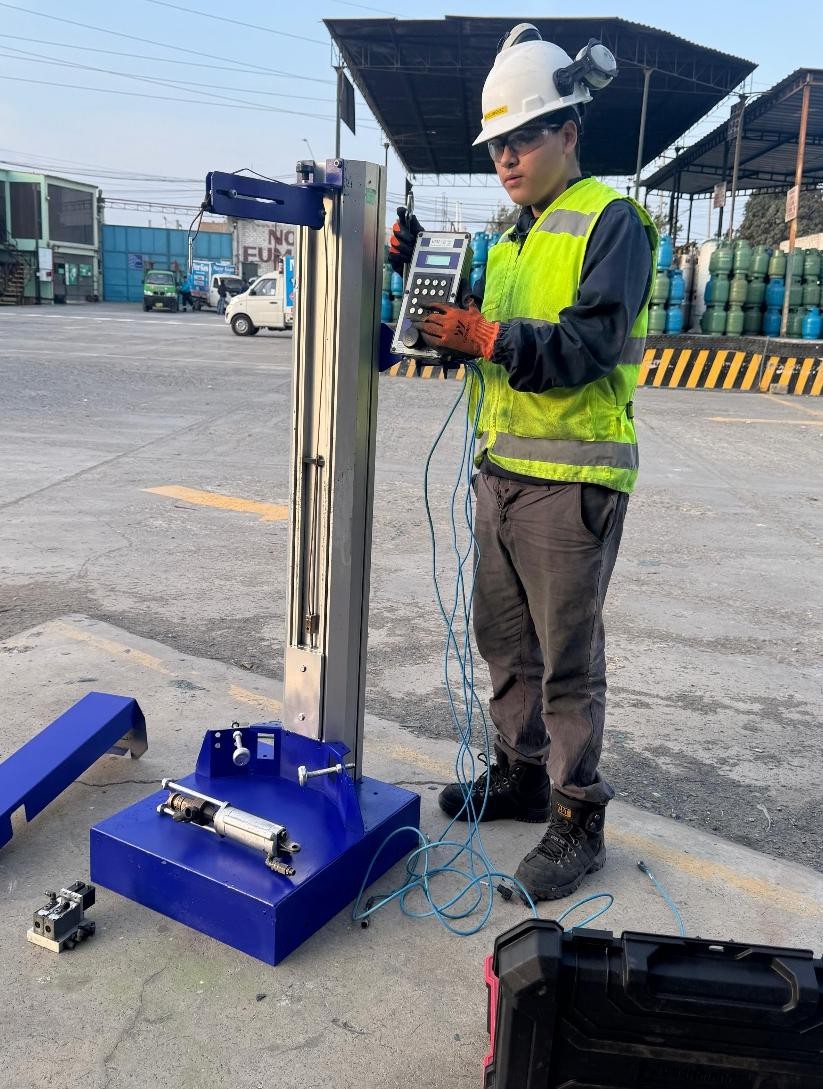 Técnico de FAMEJI trabajando en una planta industrial