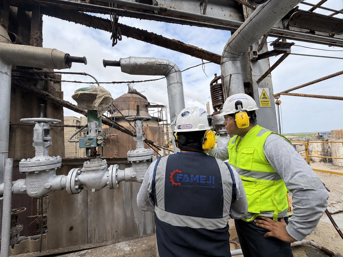 Equipo técnico de FAMEJI inspeccionando equipos en una planta industrial