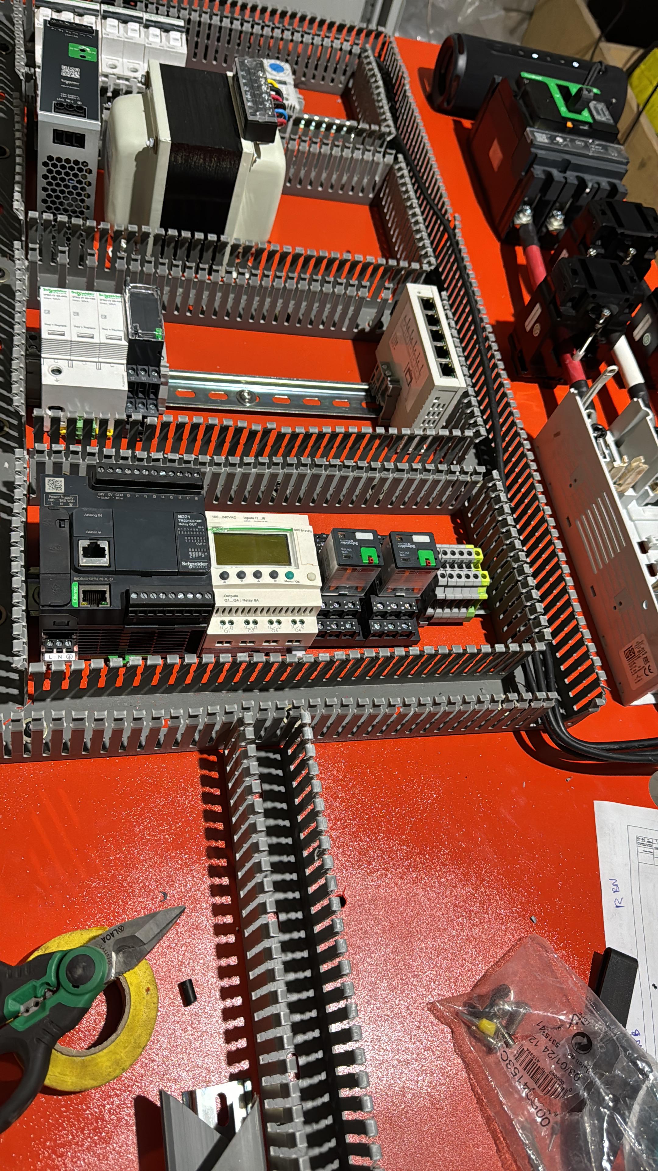 Montaje y cableado de componentes de automatización industrial