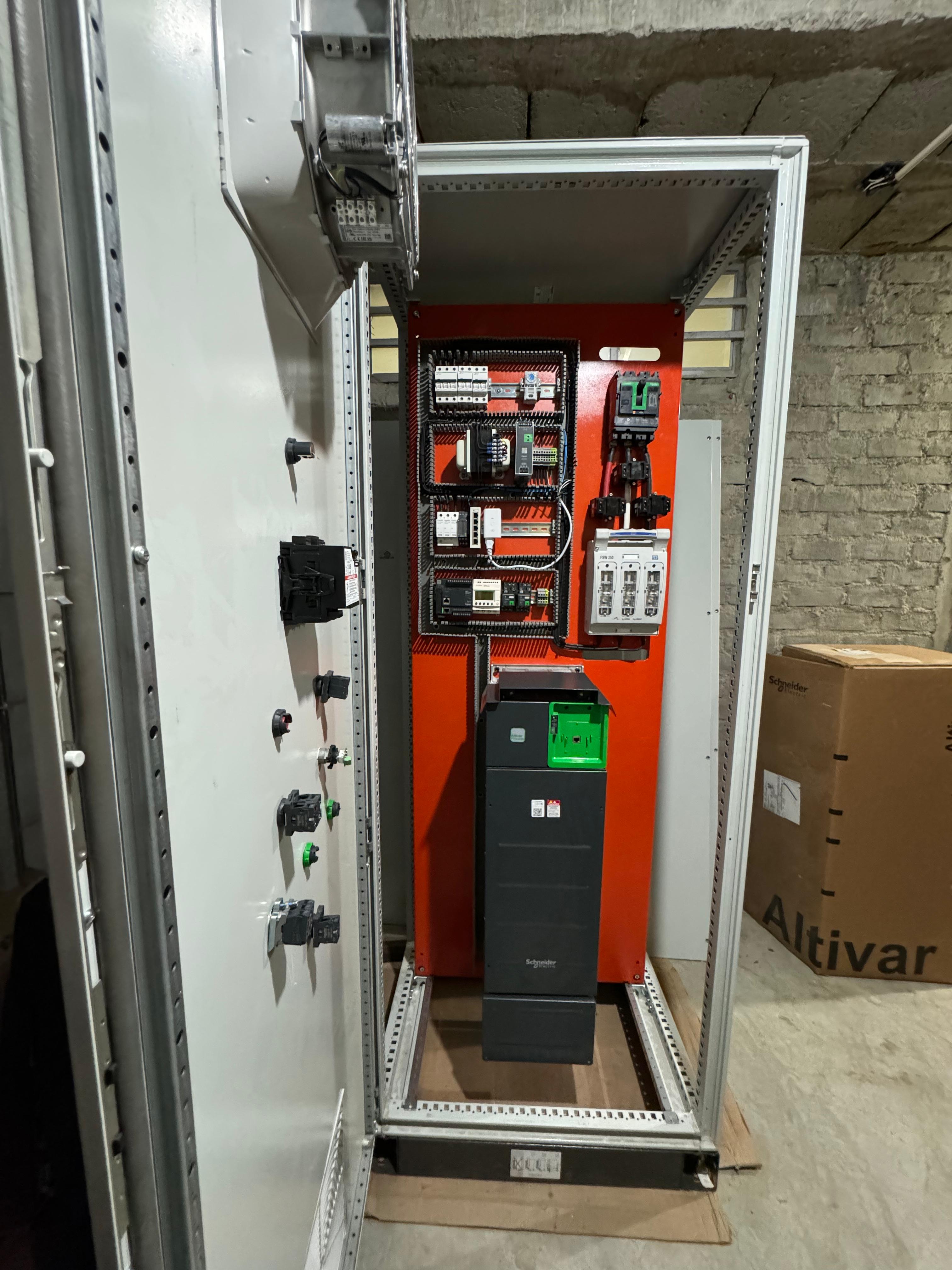 Interior de tablero eléctrico con variador y protecciones